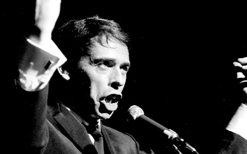 Une scène intime de musique classique de chambre dans un salon aristocratique français du XVIIIe siècle, musiciens élégants et auditoire attentif