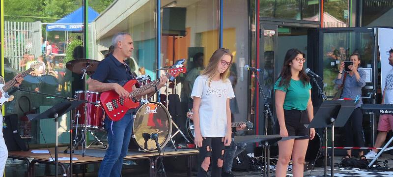 Diverses scènes de vie quotidienne accompagnées de musique classique en continu, illustrant la polyvalence