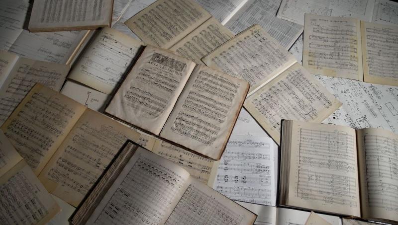 L'héritage sonore de la musique classique en France, avec des partitions anciennes et des instruments historiques