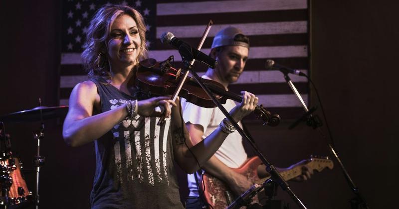 Duo violoniste et chanteuse interprétant une pièce classique pour mariage