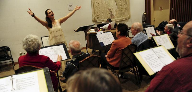 Personne relaxante écoutant de la musique classique piano gratuite en ligne