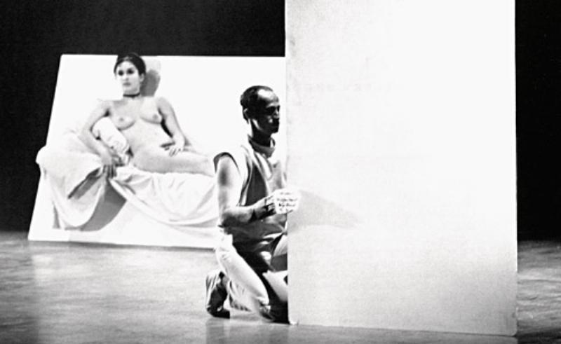 Une scène de danse contemporaine avec des musiciens, illustration du lien entre musique et mouvement