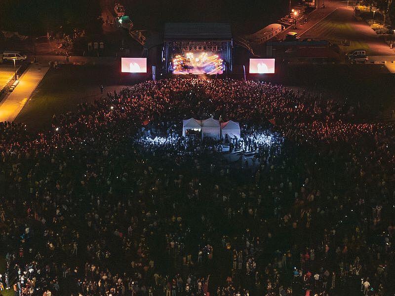Vibrant groupe de musique français jouant sur scène en 2024, ambiance électrique