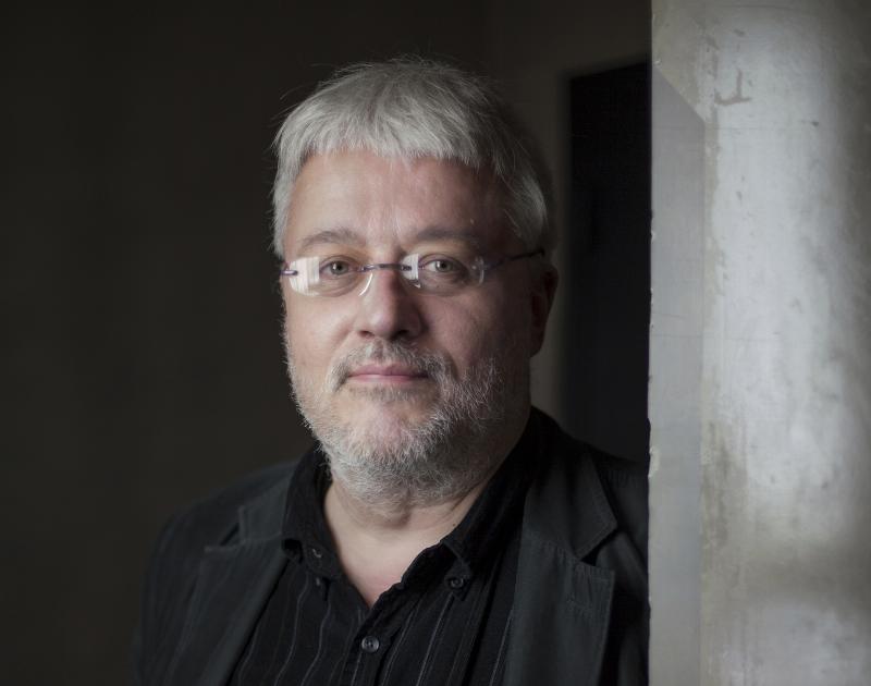 Un compositeur français moderne classique travaillant sur sa partition, entouré d'instruments et de livres musicaux