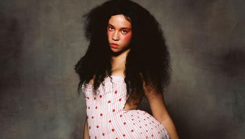 Artistes de musique pop française sur scène, ambiance concert vibrant