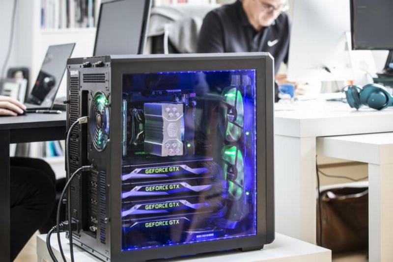 Orchestre symphonique interprétant une pièce de musique pop instrumentale avec une production cinématographique