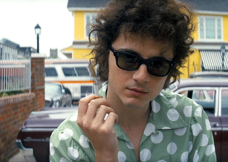 Chanteuse pop française performant sur scène, sa musique étant idéale pour travailler et se concentrer