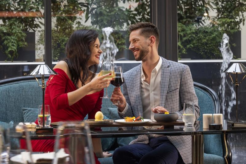 Un salon parisien du 19e siècle avec un piano et des chandelles, ambiance romantique pour une expérience musicale intime.