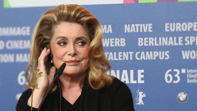 Mylène Farmer, l'icône de la musique française, un symbole de mystère et d'élégance qui fascine