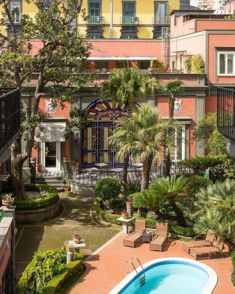 Palazzo napolitain d'architecture contemporaine, élégance urbaine