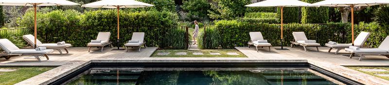 Intégration harmonieuse d'un bâtiment néo moderniste dans un quartier historique français