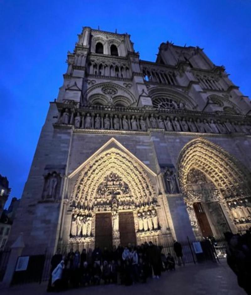 Notre-Dame de Paris debout après l'incendie, un symbole de résilience et de foi