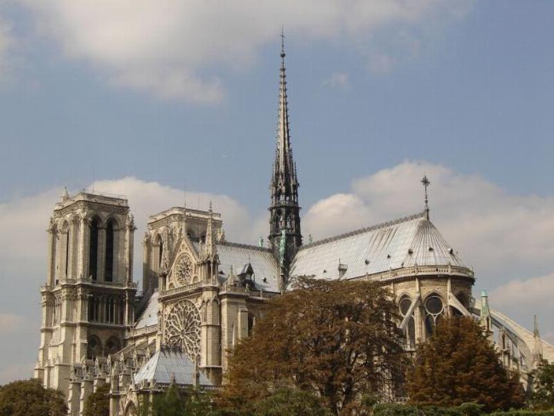Experts et technologies modernes travaillant sur la restauration de Notre-Dame de Paris après l'incendie
