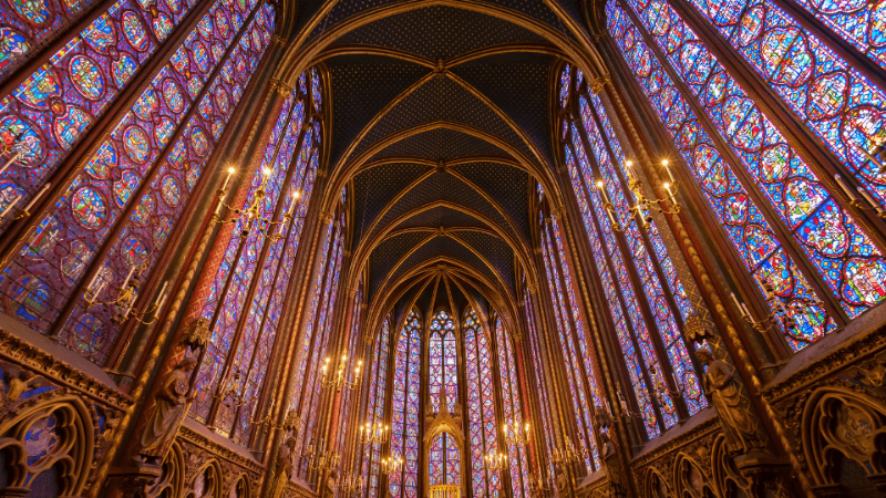 Notre Dame de Paris avec ses majestueux arcs-boutants, exemple d'architecture gothique