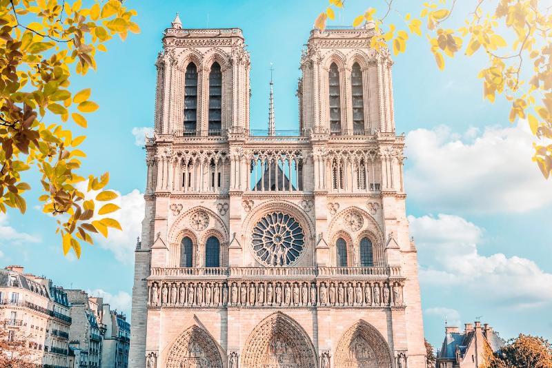 Vue intérieure de la Cathédrale Notre-Dame de Paris, montrant les nefs et les voûtes après sa réouverture, optimisée pour notre dame billets