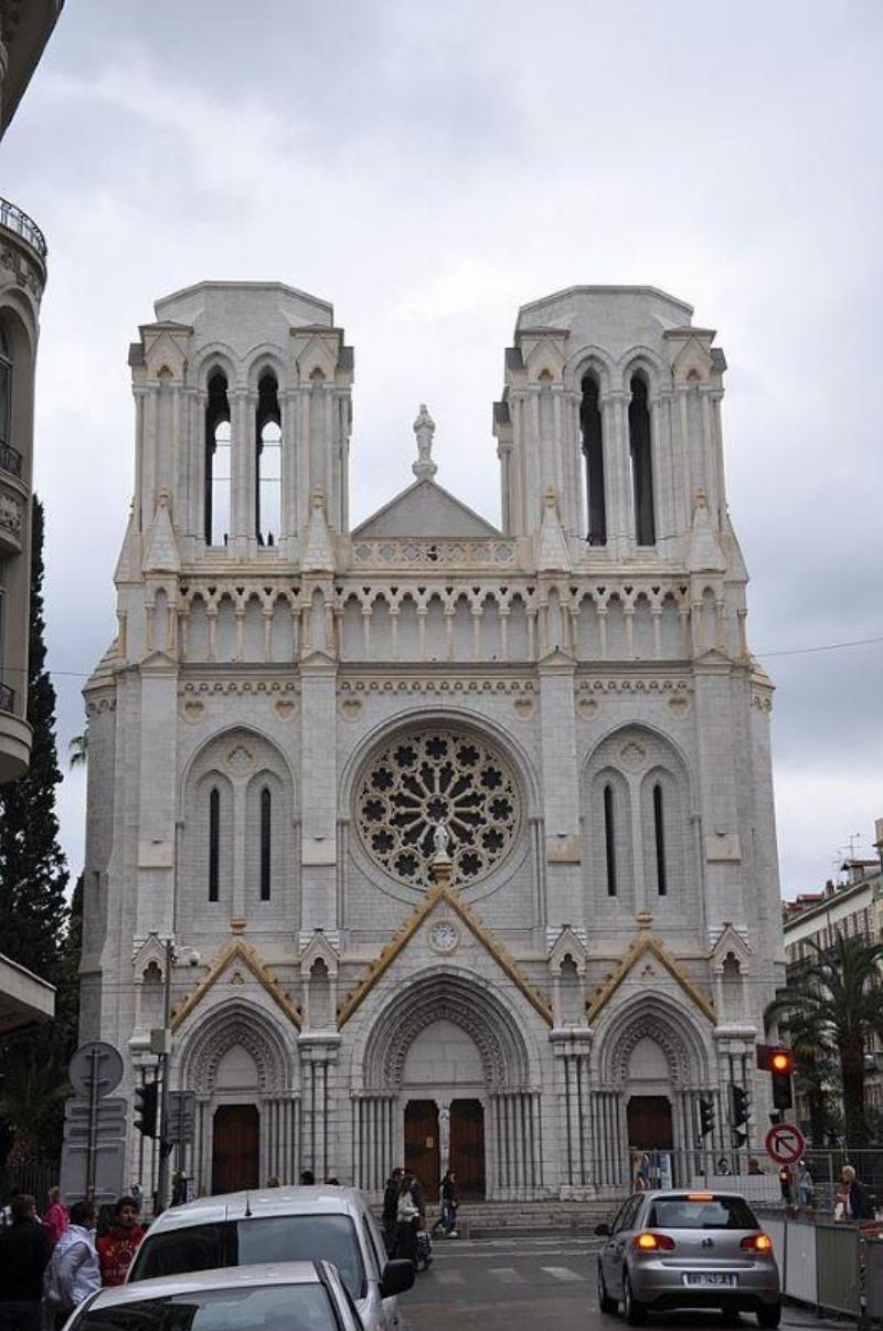 Intérieur de la Cathédrale Notre-Dame avec des détails architecturaux soulignant son acoustique pour un concert Notre-Dame
