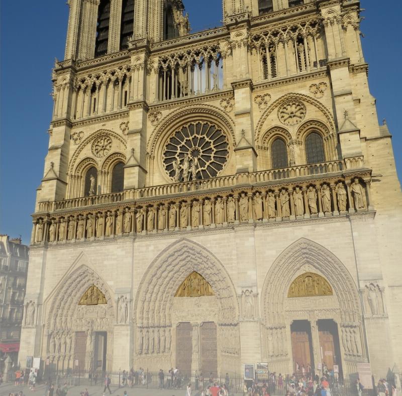Façade ouest de Notre-Dame de Paris montrant sa majesté gothique