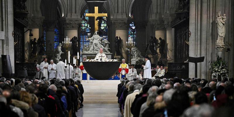 La façade illuminée de la cathédrale Notre-Dame, prête pour son grand programme de réouverture.
