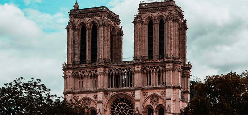 Notre-Dame de Paris en construction au Moyen Âge, ouvriers transportant des pierres et érigeant des échafaudages