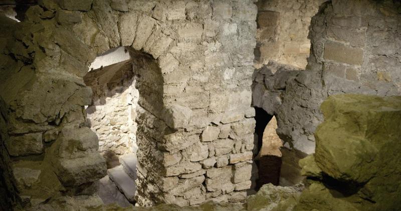 Vestiges archéologiques de Lutèce dans la crypte du parvis de Notre Dame