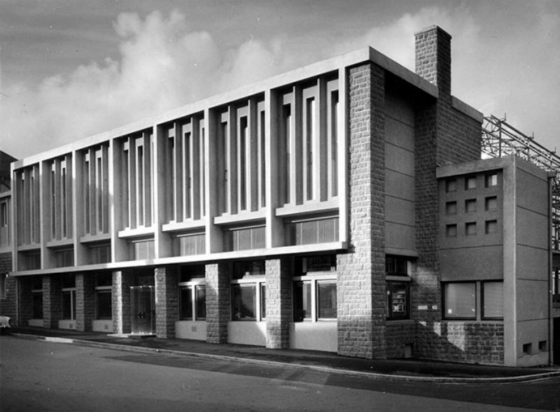 Facade de l'église Notre-Dame-de-la-Gare Paris 13, montrant son élégance architecturale néo-romane