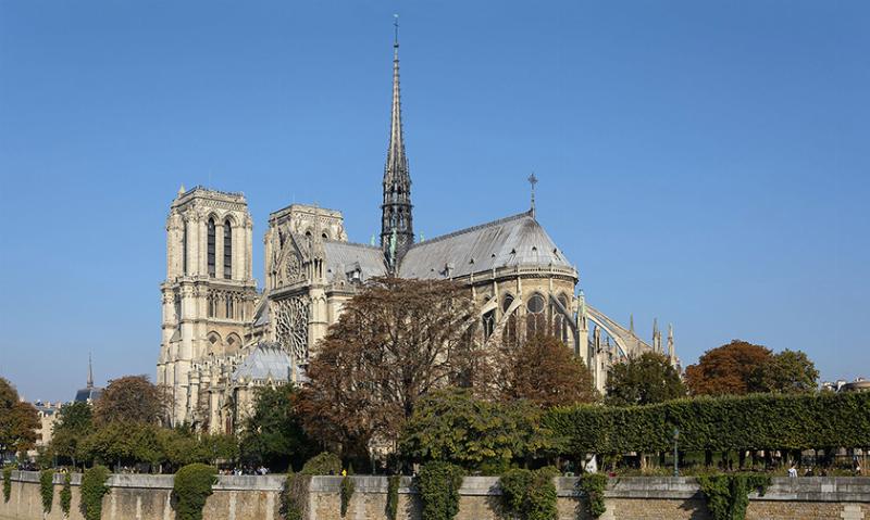 Notre-Dame de Paris, début de sa construction majestueuse en 1163, érigée sur l'Île de la Cité, symbole de foi