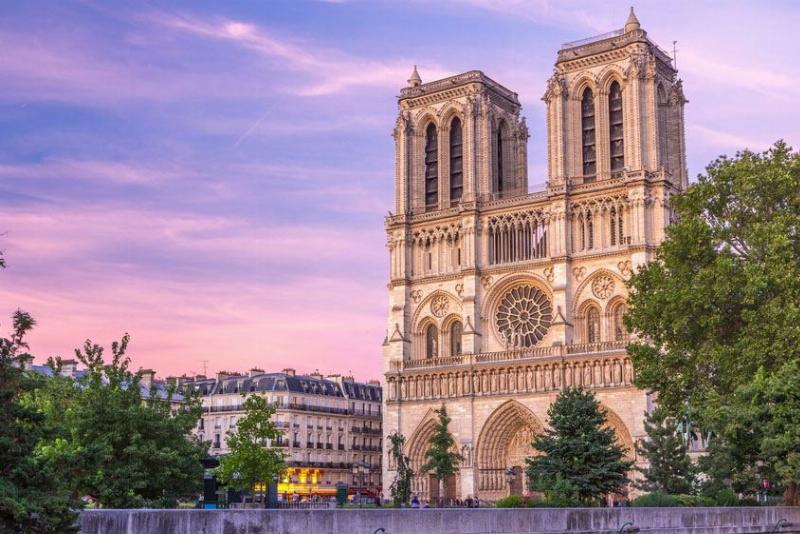 L'influence culturelle mondiale de Notre Dame de Paris dans la littérature et l'art.