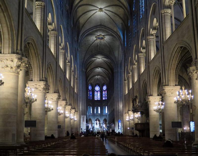 Les chapelles latérales détaillées de Notre-Dame de Paris avant l'incendie, ornées de statues et de vitraux