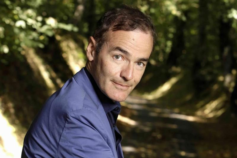 Notre-Dame de Paris en flammes, puis en reconstruction, symbole de résilience dans la historia da notre dame.