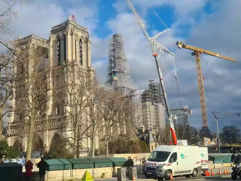 La nouvelle flèche de Notre-Dame de Paris, symbole de la résilience de la France, s'élevant vers le ciel après sa reconstruction.
