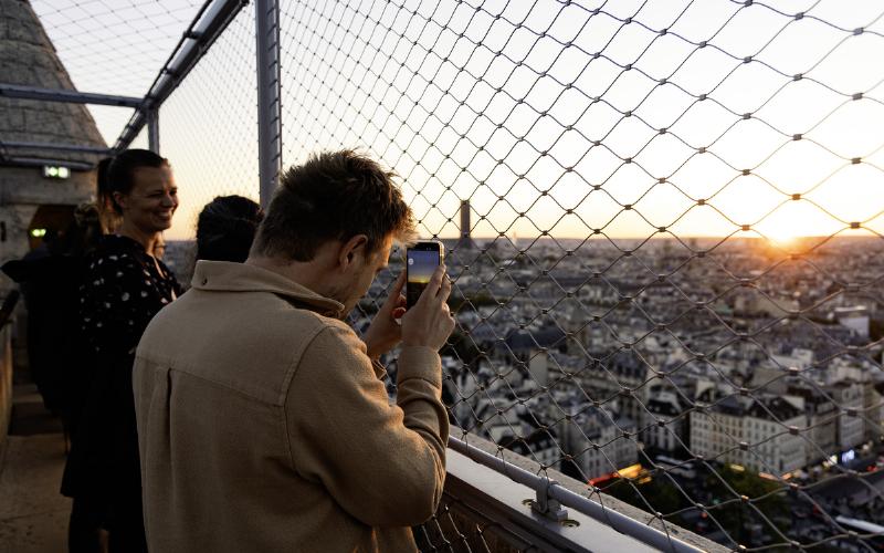 Une gargouille de Notre-Dame de Paris avec une vue panoramique sur la ville, pendant la restauration