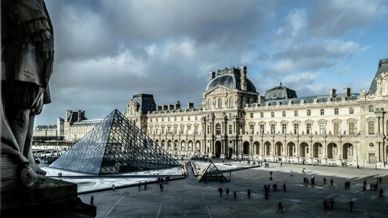 Une vue panoramique de Notre-Dame de Paris, mettant en valeur son architecture gothique majestueuse et son importance en tant que symbole culturel et historique de la France.
