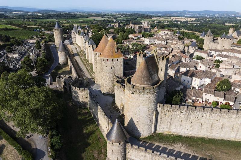 Une photographie contemporaine du chantier de Notre-Dame de Paris, montrant des échafaudages, des ouvriers à l'œuvre et la flèche en cours de reconstruction, symbolisant la résilience, la rénovation et l'espoir pour l'avenir de ce monument emblématique.