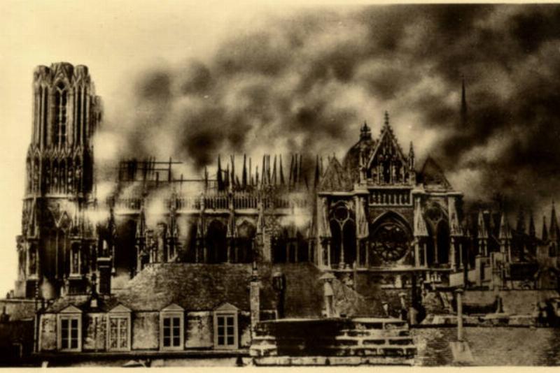 La charpente de Notre-Dame en pleine destruction par l'incendie, un moment tragique pour le patrimoine français