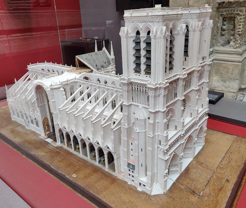 Notre-Dame de Paris en flammes symbolisant la tragédie et la solidarité des donateurs