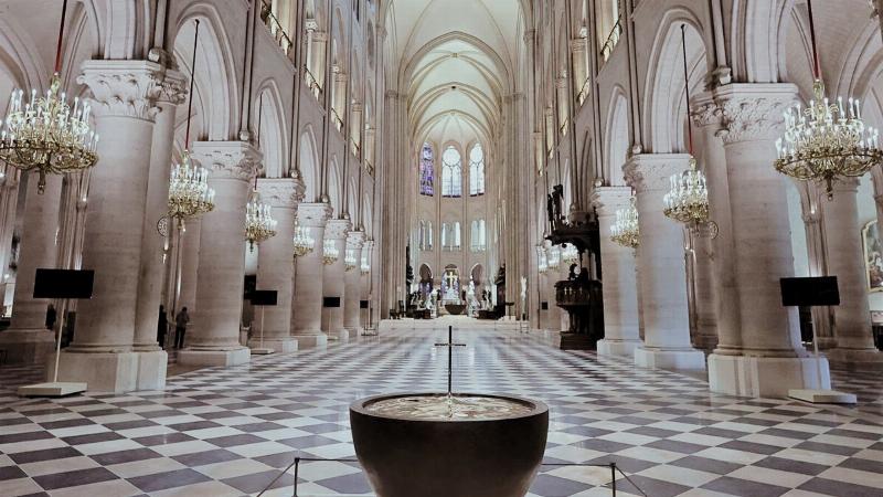 Notre Dame de Paris après l'incendie, symbole de la transformation des messes de Noël et de la résilience
