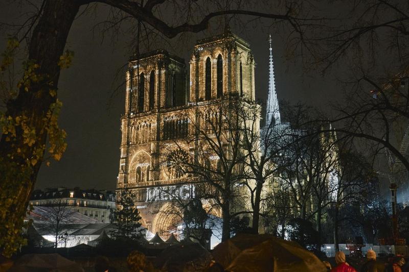 L'incendie dévastateur de Notre-Dame de Paris et le début de sa reconstruction, thème central du livre Rebâtir Notre-Dame.