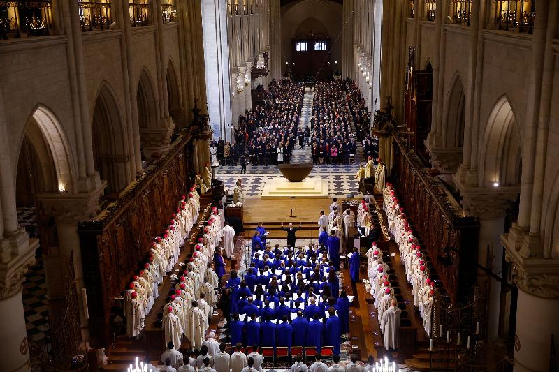 Célébration du renouveau à la messe de Notre-Dame de Paris 2024, un moment de recueillement