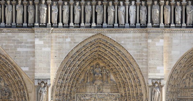 Les étapes clés de la restauration de Notre-Dame de Paris 2025, illustrant le chantier et l'avancement des travaux.
