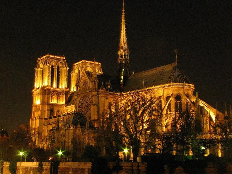 Images émouvantes de Notre Dame de Paris après l'incendie, symboles de résilience et de reconstruction