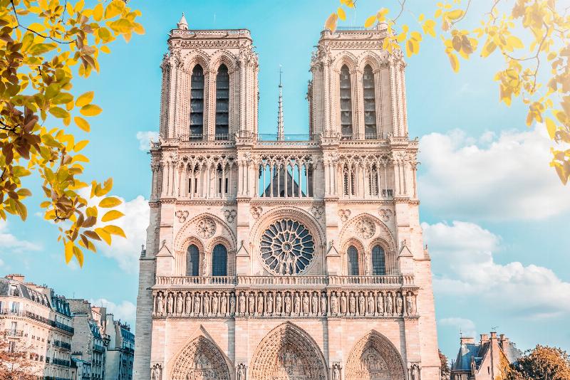 Cathédrale Notre-Dame de Paris en cours de restauration après l'incendie, avec le chantier visible du parvis, sans réservation