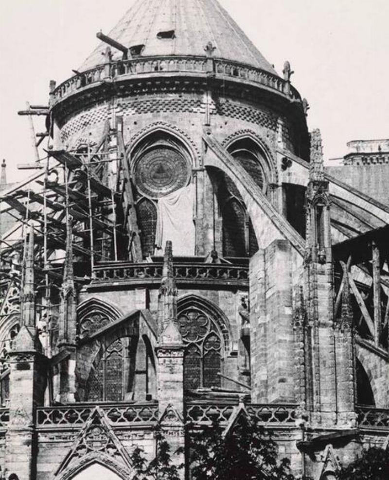 Vue de l'intérieur de Notre-Dame de Paris après restauration, montrant sa grandeur et sa lumière