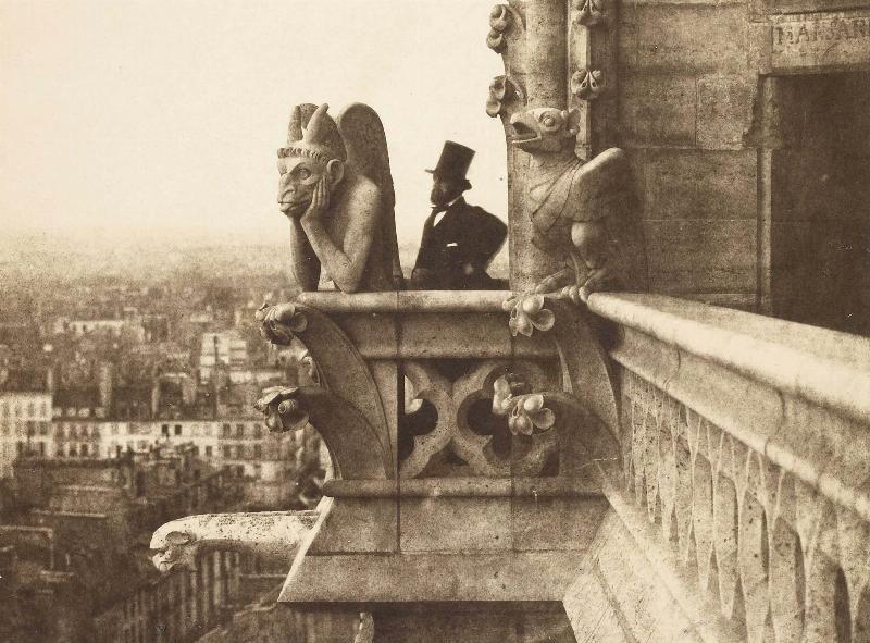 Architecture gothique de Notre-Dame de Paris, mettant en avant les arcs-boutants et rosaces emblématiques