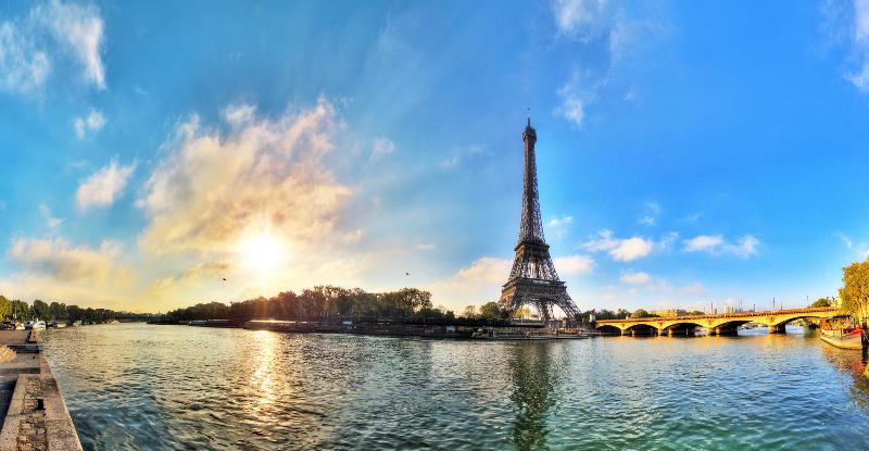 Vue aérienne de Notre-Dame de Paris, mettant en évidence ses arcs-boutants emblématiques et ses rosaces