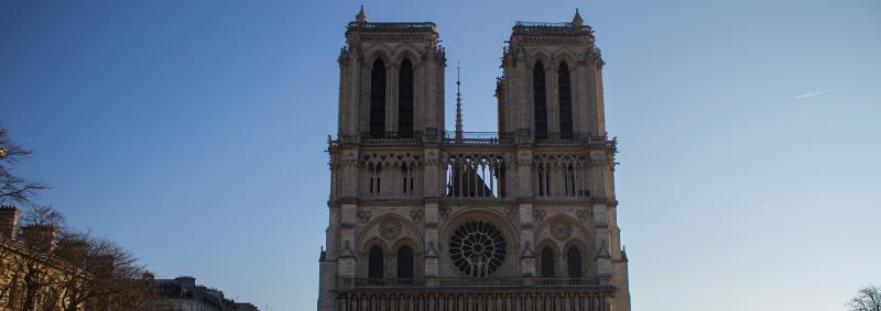 Notre-Dame de Paris avant et après l'incendie, symbole de résilience et de reconstruction, invitant à la visite
