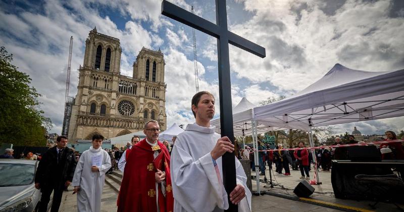 Notre-Dame de Paris avant l'incendie, un joyau architectural des vêpres et de l'âme française
