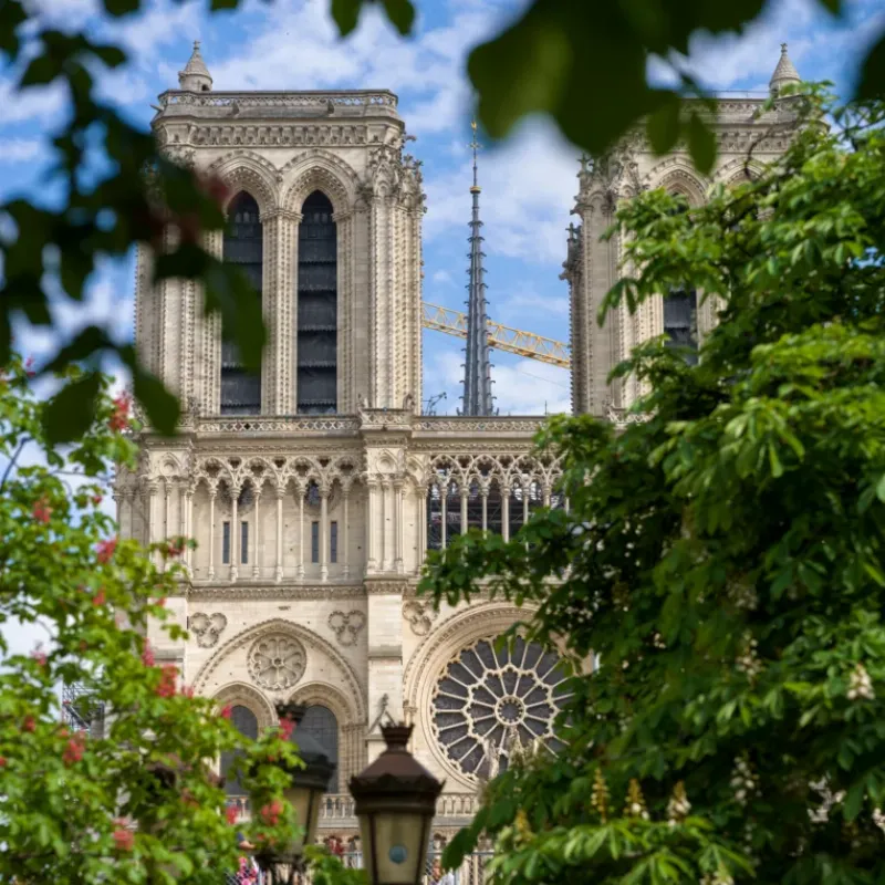 Notre-Dame de Paris avant l'incendie, montrant sa majesté architecturale et ses flèches gothiques emblématiques