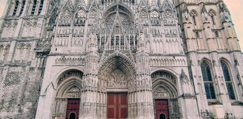 Notre-Dame de Paris, cathédrale gothique majestueuse, symbole culturel et historique de la France.
