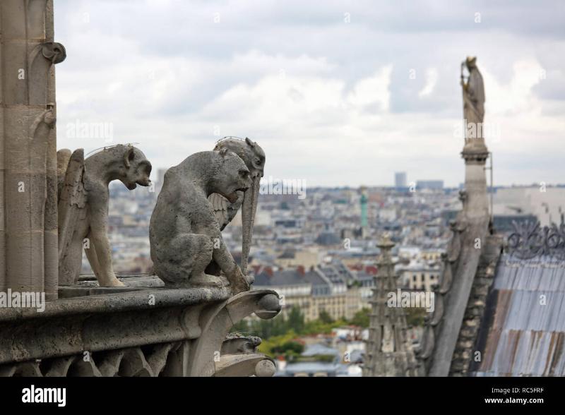 La célèbre chimère Strix de Notre-Dame de Paris, observant la ville depuis la galerie des chimères, symbole du patrimoine français.