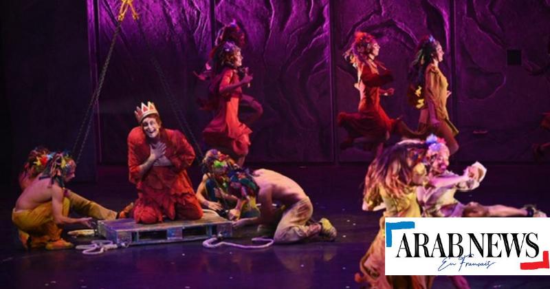 Scène emblématique de la comédie musicale Notre-Dame de Paris avec la cathédrale en fond